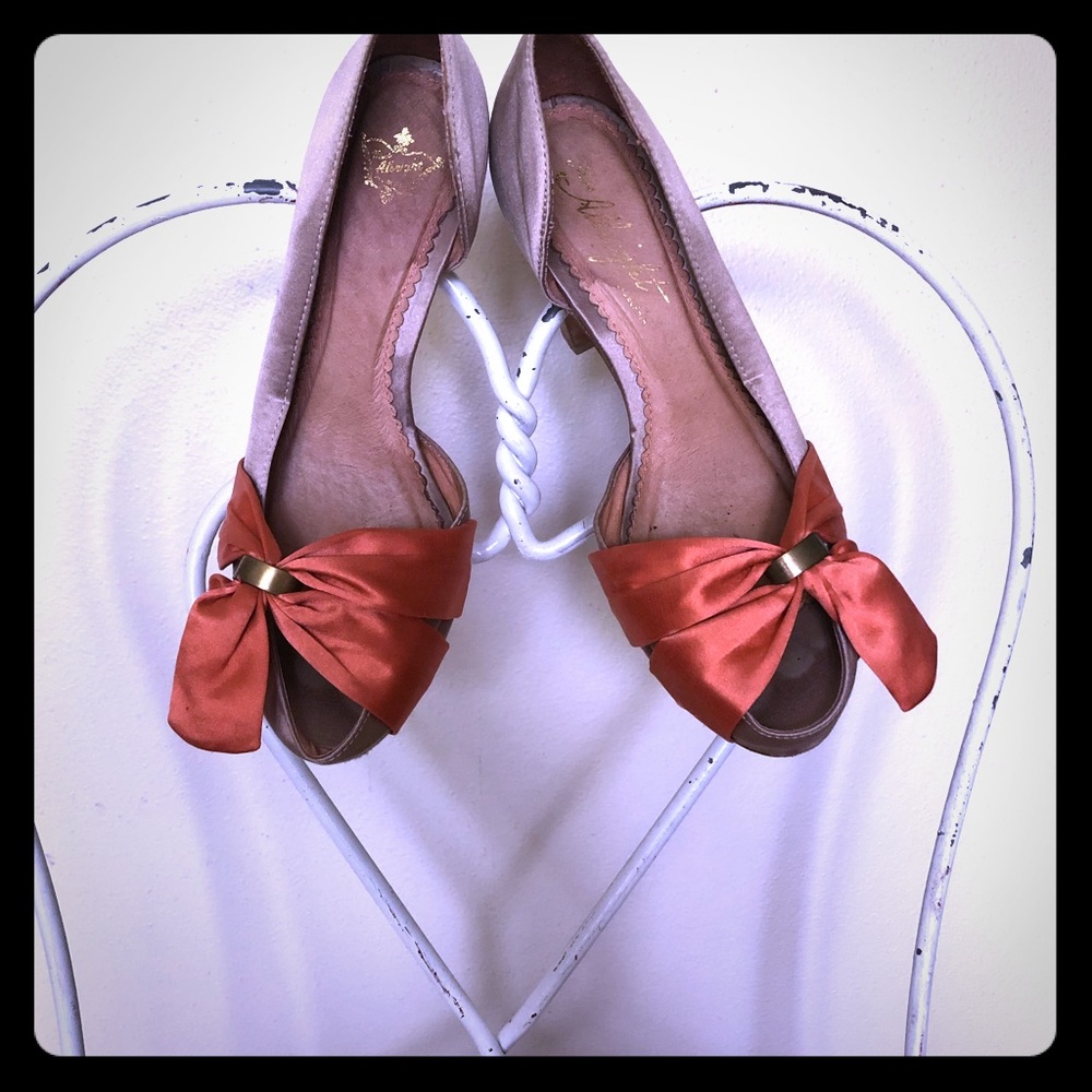 Satin peep toe with ribbon
